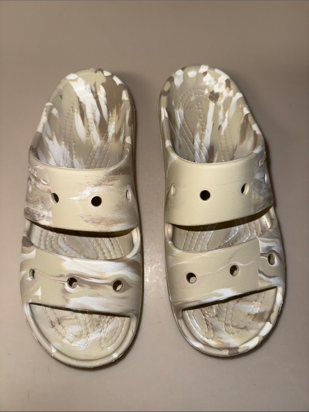 CROCS Dual Strap Slide - Beige Marble Swirl